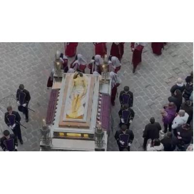 Vídeo: El paso de El Sepulcro, a su paso por la Catedral en la procesión de Viernes Santo