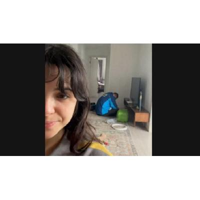 Va a su casa a instalarle el wifi y se queda dormido: el vídeo arrasa en TikTok