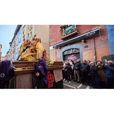 VÍDEO | El paso de “El Prendimiento” recorre el Jueves Santo de Pamplona en una tarde de silencio