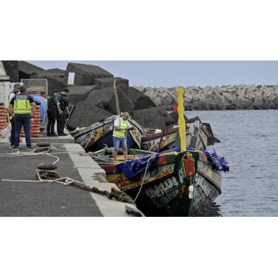 Arriban 159 inmigrantes a bordo de un cayuco localizado a 8 millas de El Hierro