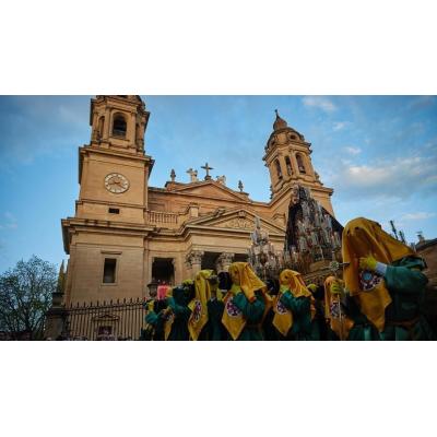 Pamplona recupera el esplendor de la Procesión del Santo Entierro tras dos años de ausencia por la lluvia