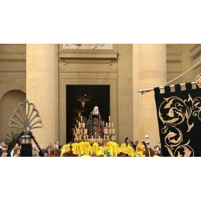 Vídeo: La Dolorosa sale de la Catedral para unirse a la procesión de Viernes Santo