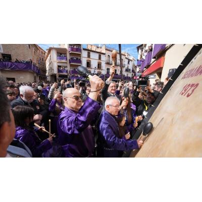 Resines rompe la hora en Calanda con el estruendo de cientos de tambores y bombos en una plaza entregada