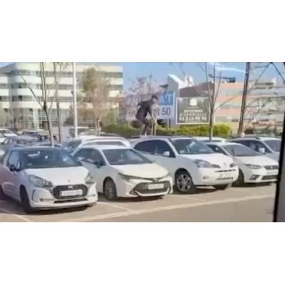 El vídeo con el que pillan a un hombre que salta de coche en coche y destroza 44 vehículos
