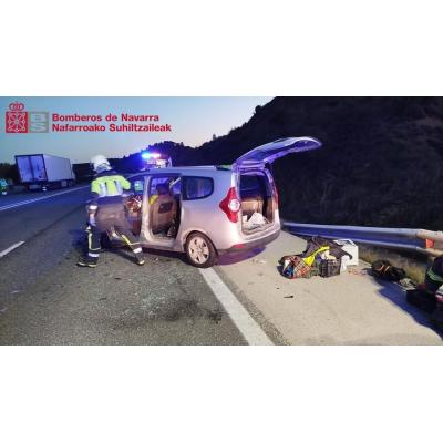 Accidente en la Autopista de Navarra: tres trasladados al hospital tras una colisión entre un coche y un camión en Pueyo