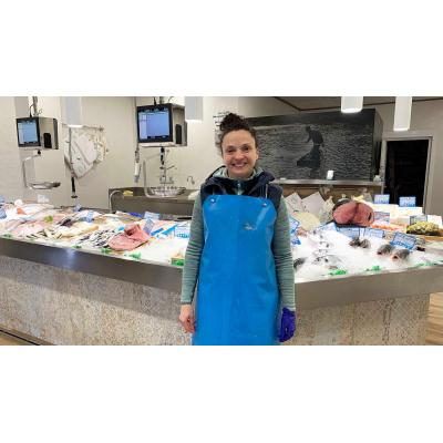 Mari Carmen, tercera generación en su pescadería de un pueblo de Navarra: "Es bonito, pero es muy duro"