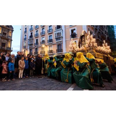 Miles de personas arropan en Pamplona la procesión del Santo Entierro que no pudo salir los dos últimos años