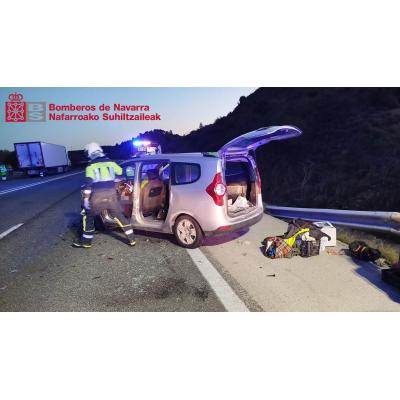 Tres personas trasladadas al quedar atrapadas tras una colisión en Pueyo