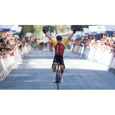 Exhibición del español Ion Izaguirre que gana su tercer Gran Premio Miguel Induráin en Estella