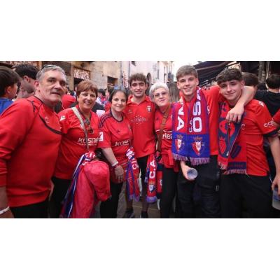 EN FOTOS | Ambiente previo al Alavés - Osasuna en las calles de Vitoria