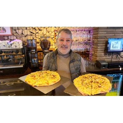 La tortipizza navarra que triunfa entre los jóvenes en un bar de Pamplona: “Esto no hay en ningún sitio”