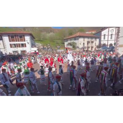 Los bolantes bailan el domingo de Pascua por la mañana en la Plaza de Santiago de Valcarlos