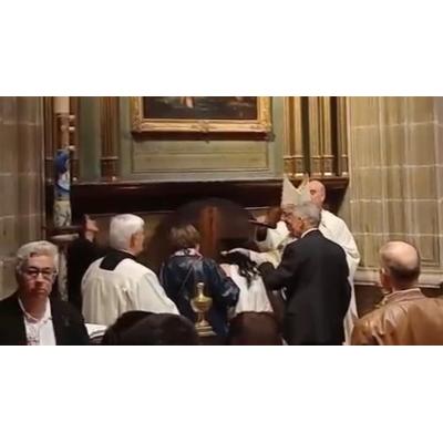 Vídeo del bautizo de 35 adultos en la catedral de Pamplona