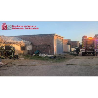 Un incendio en una casa de un pueblo de Navarra obliga a intervenir a varios servicios de emergencia