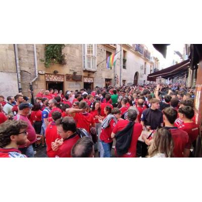 Ambiente sanferminero por las calles de Vitoria antes del Alavés-Osasuna