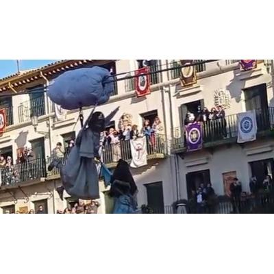 El vuelo del Ángel sobre la plaza de los fueros