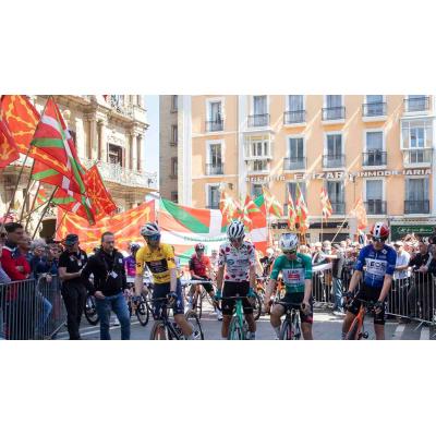 Asiron gasta 60.000 euros para volver a llenar Pamplona de ikurriñas en la salida de la vuelta al País Vasco