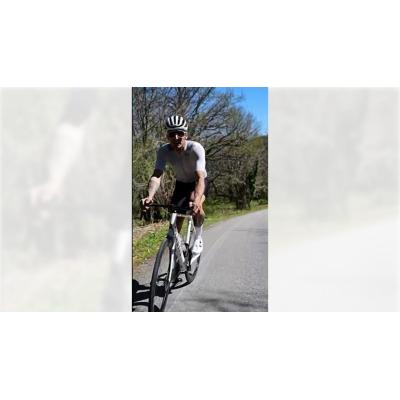 El cicloturista de Irurtzun Rubén Llamas analiza la subida a las cuevas de Mendukilo, final de la segunda etapa de la Itzulia 2026