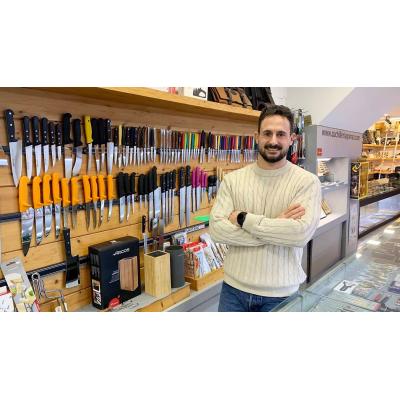 Javier, tercera generación en la última cuchillería de Pamplona: “Lo que más se vende son las navajas”