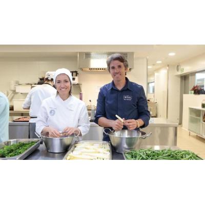 Xandra Luque y Nino Redruello cocinan juntos para los pacientes de la Clínica Universidad de Navarra por el Día Mundial de la Salud