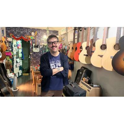 El infiernito, la tienda más musical de Pamplona: "Es lo que he hecho toda la vida desde los 15 años"