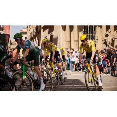 VÍDEO | La Vuelta Ciclista al País Vasco arranca en Pamplona con un inesperado retraso del líder Paul Seixas