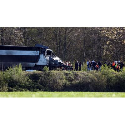 Un muerto y al menos trece heridos tras chocar un tren con un camión en el norte de Francia