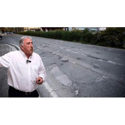 Pamplona destrozada ante la desidia de Asiron: agujeros en el asfalto ponen en peligro a conductores y motoristas