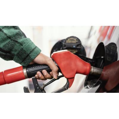 La guerra de precios llega a los surtidores: Moeve y Naturgy contratacan a Repsol y amplían sus descuentos