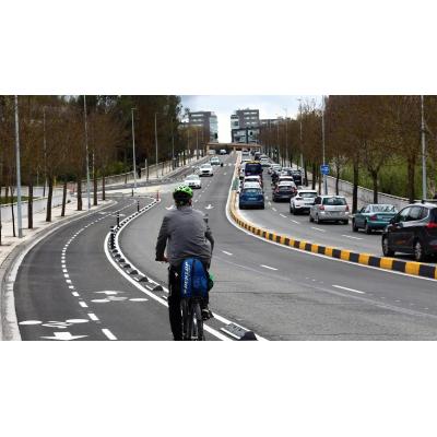 Herido un ciclista tras sufrir una caída en la bajada a Landaben