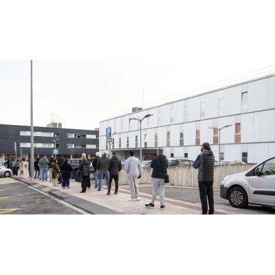 Vídeo de la cola de pacientes esperando a coger cita en el centro de salud de Sarriguren