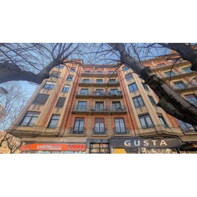 Un ático con tres terrazas en venta en una de las plazas con fuente más emblemáticas de Pamplona