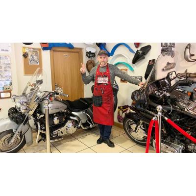 El café-museo del casco viejo que asombra a pamploneses y turistas: "Prefiero poner motos que mesas"