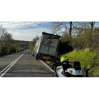 Atendida la salida de vía de un camión por un reventón de rueda en la N-121-A, en Ultzama