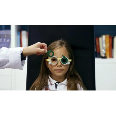 Oftalmólogos recuerdan que pasar tiempo al aire libre disminuye el riesgo de desarrollar miopía en niños y adolescentes