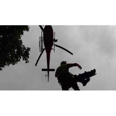 Un accidente en la Mesa de los Tres Reyes activa un amplio rescate aéreo para evacuar a un montañero en Isaba