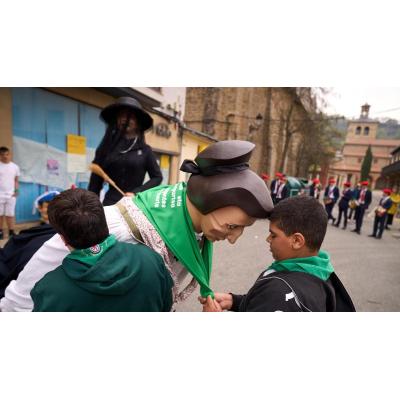 Fotos del desfile de los Gigantes de Huarte con motivo del 75 aniversario de la comparsa