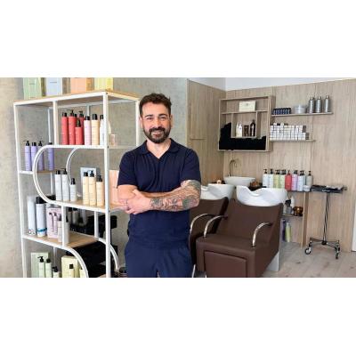 Jesús, el peluquero que abre con éxito su primer local en Pamplona: "Tengo la agenda completa"