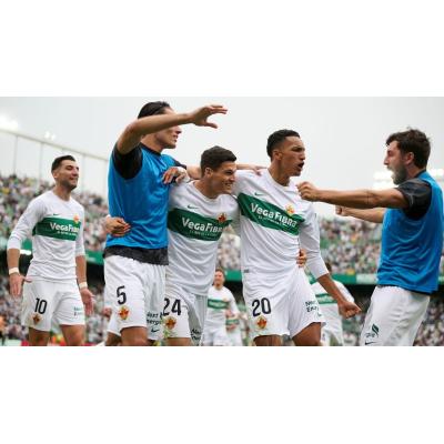 Cepeda y Dituro dan aire al Elche ante un Valencia que elige sufrir