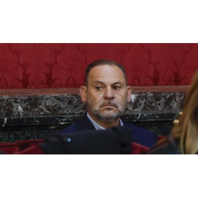 "Personajes que parecen sacados de las películas de Berlanga, retratos chuscos donde se mezclan el poder con el dinero, amantes y sinvergüenzas"