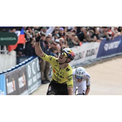 Van Aert se corona en la París-Roubaix tras un gran duelo con Pogacar