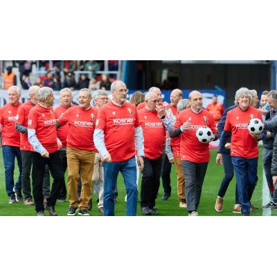 Fotos del homenaje en El Sadar a los protagonistas del ascenso de 1980 en Murcia