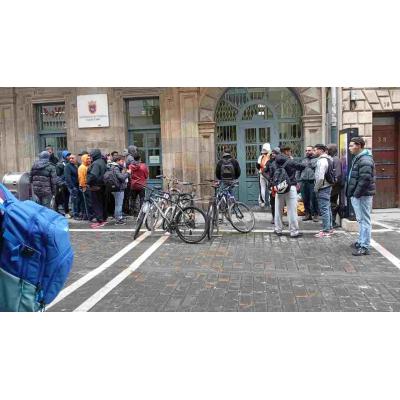 VÍDEO | Docenas de inmigrantes se agolpan ante Servicios Sociales en Pamplona tras ser desalojados de Aranzadi