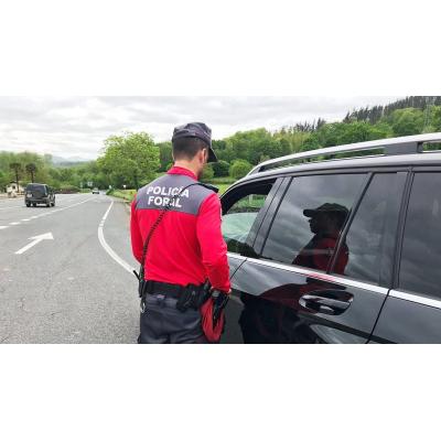 Muerde al policía que se detuvo en la autovía de Sakana para ayudarle al verle de pie y sin coche
