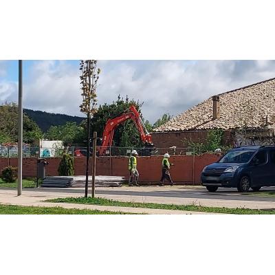 Vídeo de una excavadora comenzando a trabajar en las obras del antiguo convento de Aranzadi tras el desalojo