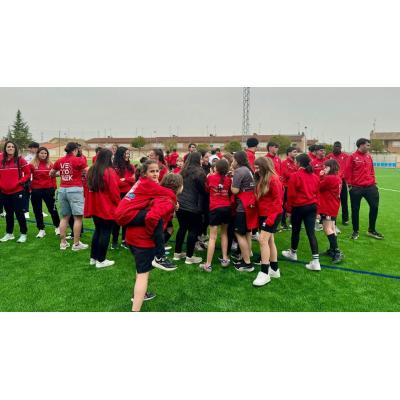 Castejón inaugura su campo de fútbol tras renovar el césped artificial con una gran fiesta