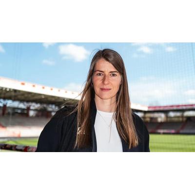 Marie-Louise Eta rompe el techo de cristal y se convierte en la primera entrenadora de las grandes ligas europeas