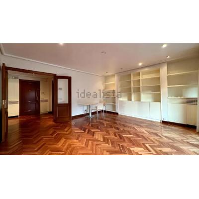 Un ático de lujo con dos terrazas a la venta en uno de los edificios más característicos de la avenida Carlos III de Pamplona