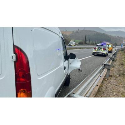 La Guardia Civil localiza en Navarra un coche escondido tras la fuga de un accidente con dos personas heridas