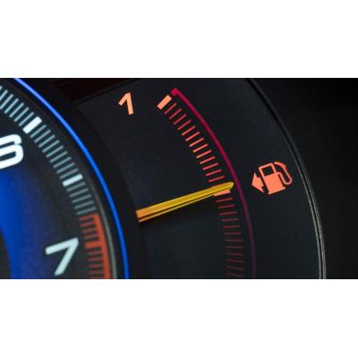 ¿Cuántos kilómetros te quedan si se enciende el piloto de la gasolina? La OCU recomienda que no apures